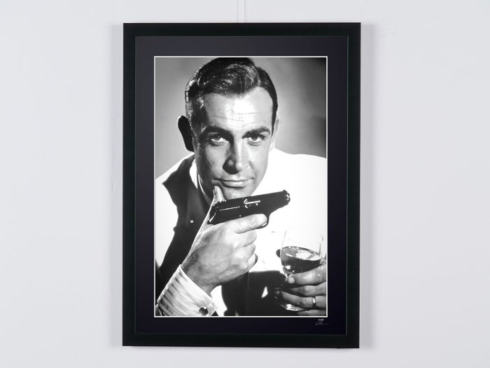 James Bond 007: Dr. No" (1962) - Sean Connery as "James Bond 007 - Fine Art Photography - Luxury Wooden Framed 70X50 cm - Limited Edition Nr 04 of 30 - Serial ID - Original Certificate (COA), Hologram Logo Editor and QR Code - 100% New items.