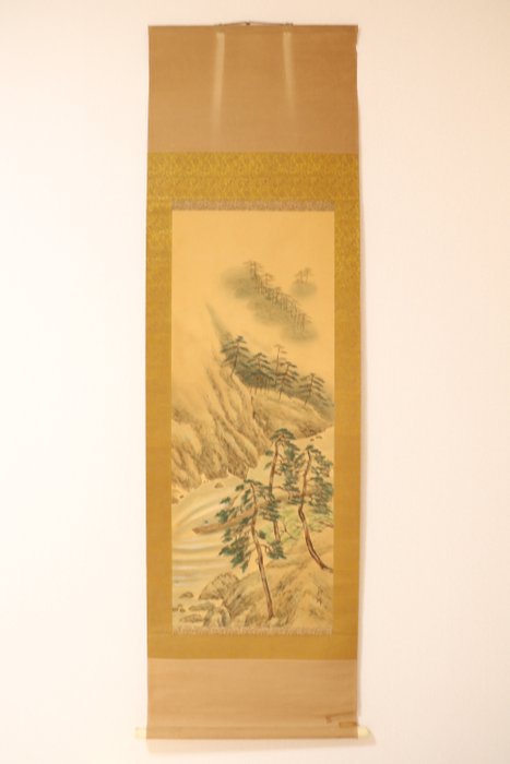 traditionel japansk Kakejiku (掛軸), med et elegant landskabsmaleri af en bjergrig skov - Papir - Japan - Shōwa-periode (1926-1989)