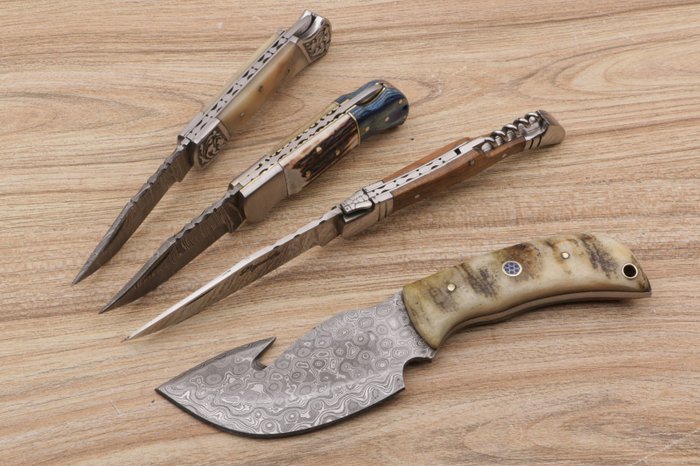 Køkkenkniv -  Håndværk af kunstner K Romain Knives Ideel til specifikke køkkenformål En prestigefyldt kollektion - Middelhavet Tyrehorn Læder Smedet Stål Ram Horn - Frankrig