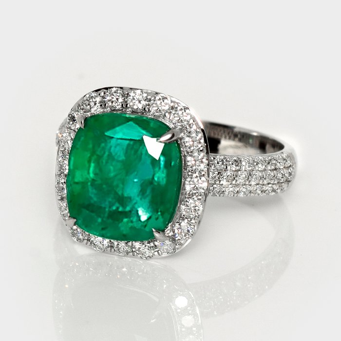 Ingen mindstepris - Ring - 14 karat Hvidguld -  495ct tw Smaragd - Diamant - IGI 409 ct Intens Green