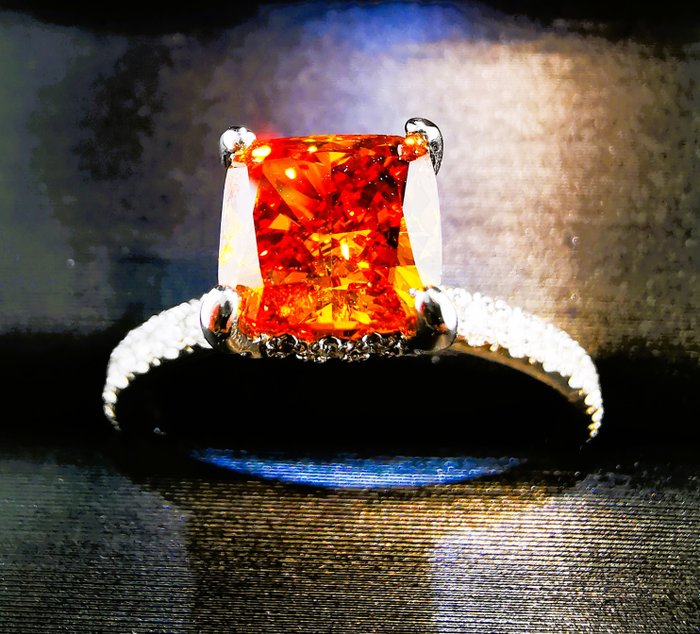 Ring - 18 kraat Hvidguld, Sjælden FANCY VIVID GUL ORANGE 1.55CT Diamant (Natur) - Diamant