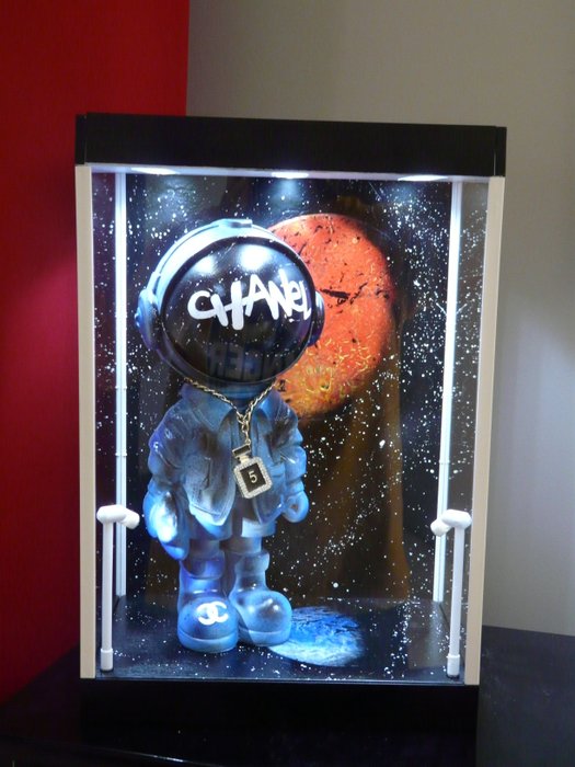 Rich'ART - Astronaute version Chanel (sculpture en résine) dans sa vitrine avec éclairage led