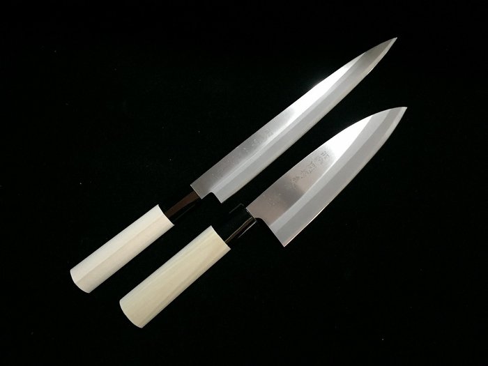 Set of 2 / 関鍔蔵 SEKI TSUBAZO / 柳刃 YANAGIBA 出刃 DEBA - Køkkenkniv -  Japansk køkkenkniv - Stål, Træ - Japan