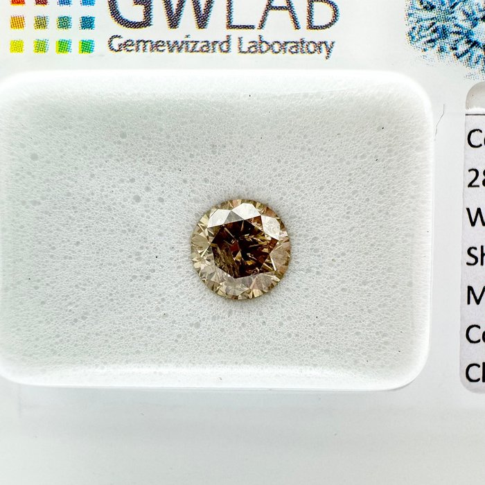 Ingen mindstepris - 1 pcs Diamant  (Naturfarvet)  - 0.63 ct - Rund - Fancy light Brun - I1 - Gemewizard Gemological Laboratory (GWLab)