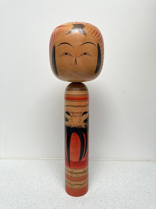 Stor Tougatta Kokeshi med Daruma - Træ - Sato Morimasa 佐藤 守正 (1926-2017) - Japan - Shōwa-periode (1926-1989)