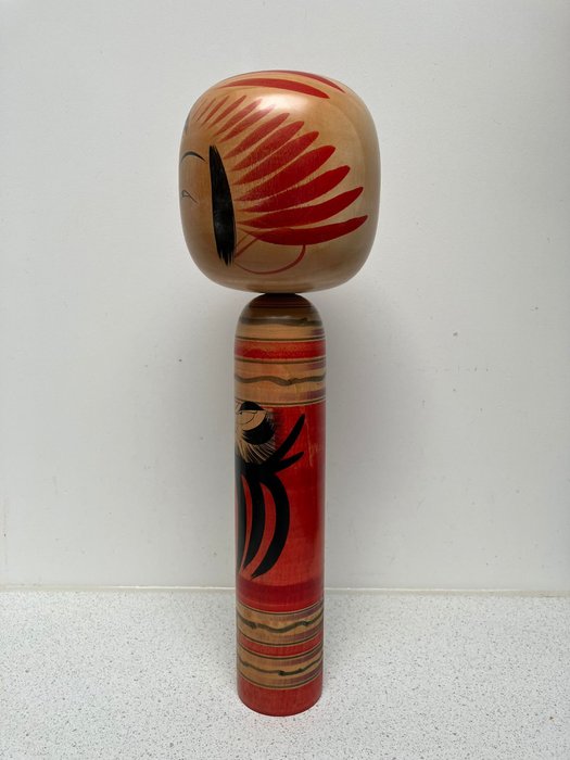 Stor Tougatta Kokeshi med Daruma - Træ - Sato Morimasa 佐藤 守正 (1926-2017) - Japan - Shōwa-periode (1926-1989)