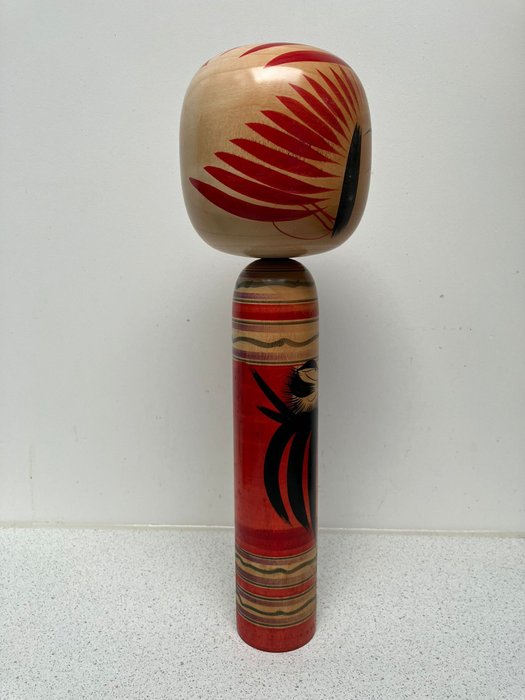 Stor Tougatta Kokeshi med Daruma - Træ - Sato Morimasa 佐藤 守正 (1926-2017) - Japan - Shōwa-periode (1926-1989)