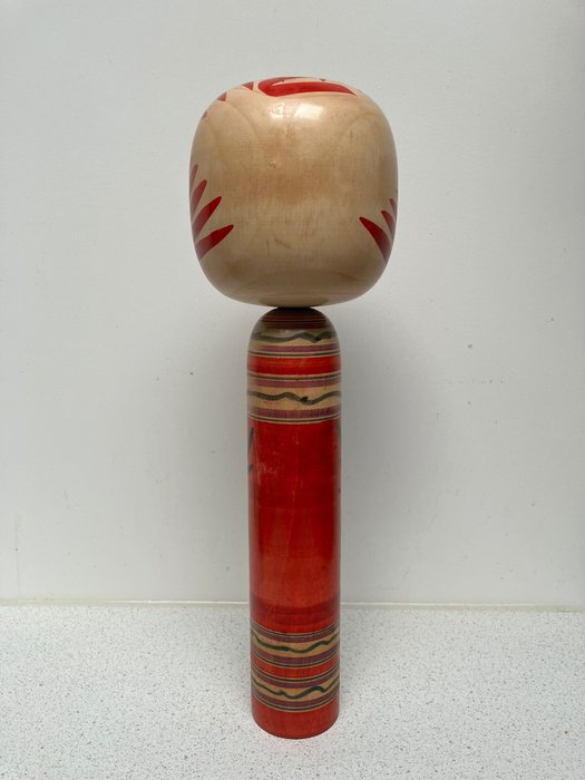 Stor Tougatta Kokeshi med Daruma - Træ - Sato Morimasa 佐藤 守正 (1926-2017) - Japan - Shōwa-periode (1926-1989)