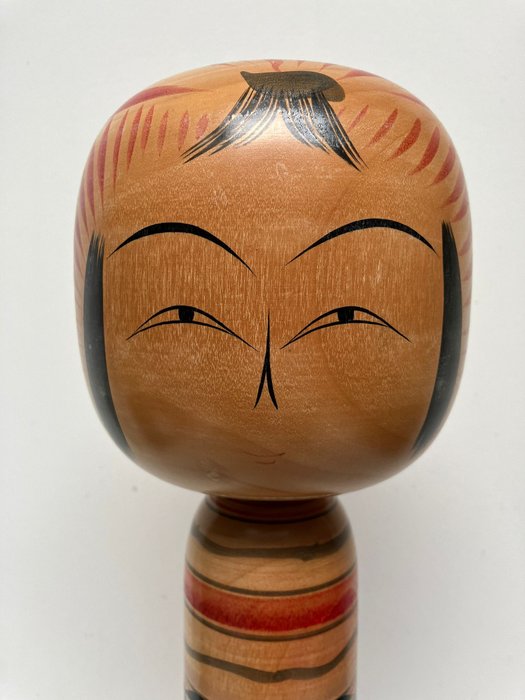 Stor Tougatta Kokeshi med Daruma - Træ - Sato Morimasa 佐藤 守正 (1926-2017) - Japan - Shōwa-periode (1926-1989)