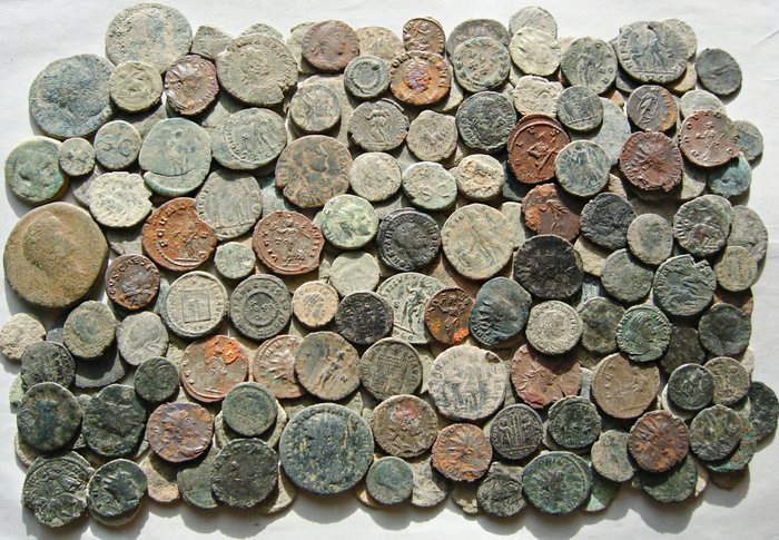 Romarriket. Lot of 150 Roman Imperial bronze coins. The lot includes some ases and semis from I-II centuries A.D., and a few iberian coins minted in the  (Ingen mindstepris)