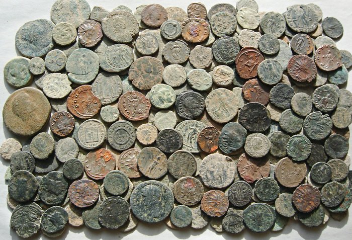 Romarriket. Lot of 150 Roman Imperial bronze coins. The lot includes some ases and semis from I-II centuries A.D., and a few iberian coins minted in the  (Ingen mindstepris)