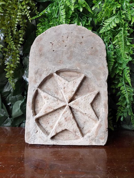 Skulptur, Stemma "croce di Malta" - 38 cm - Cementsten