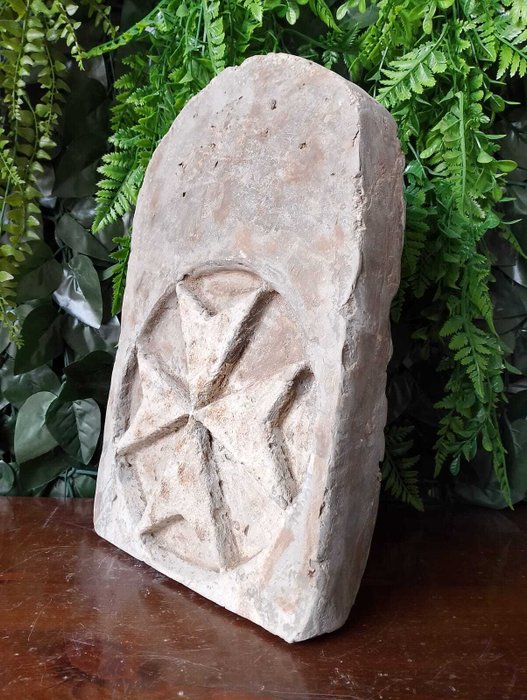 Skulptur, Stemma "croce di Malta" - 38 cm - Cementsten