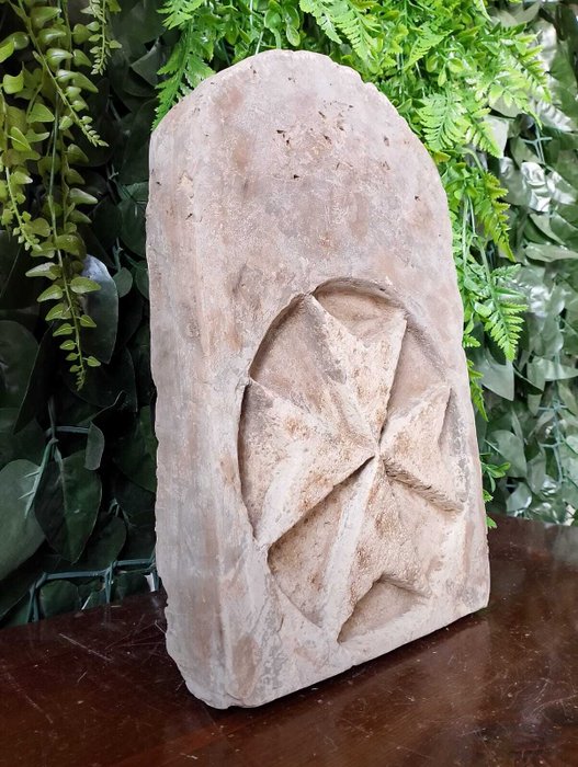 Skulptur, Stemma "croce di Malta" - 38 cm - Cementsten