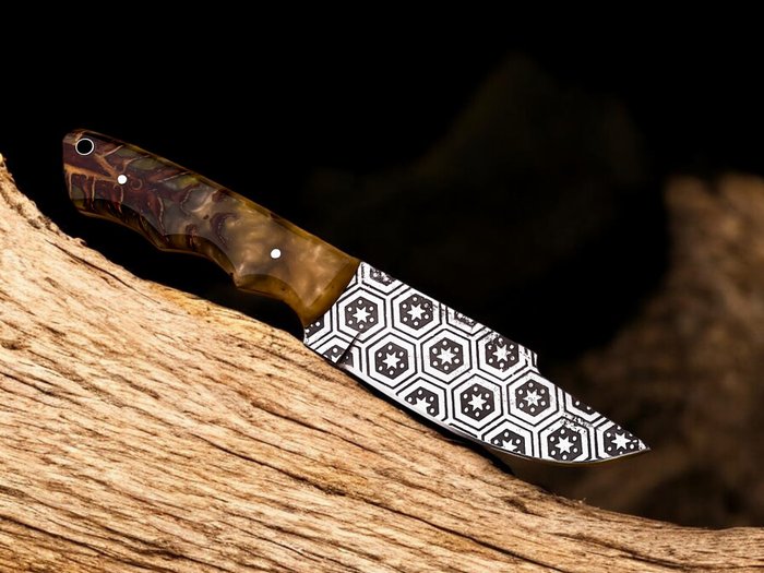 Unique Designed Collector's Knife Handmade Skinner Knife Steel Etched Blade Skinner with pine Cone - Bordkniv - Stål, Fyrrekogle  rustfrit stål  læderskede