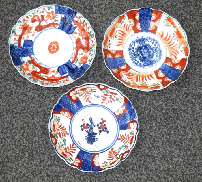 Set van 3 fraaie antieke Handgeschilderde Imari bordjes - Tallerken (3) - Porcelæn