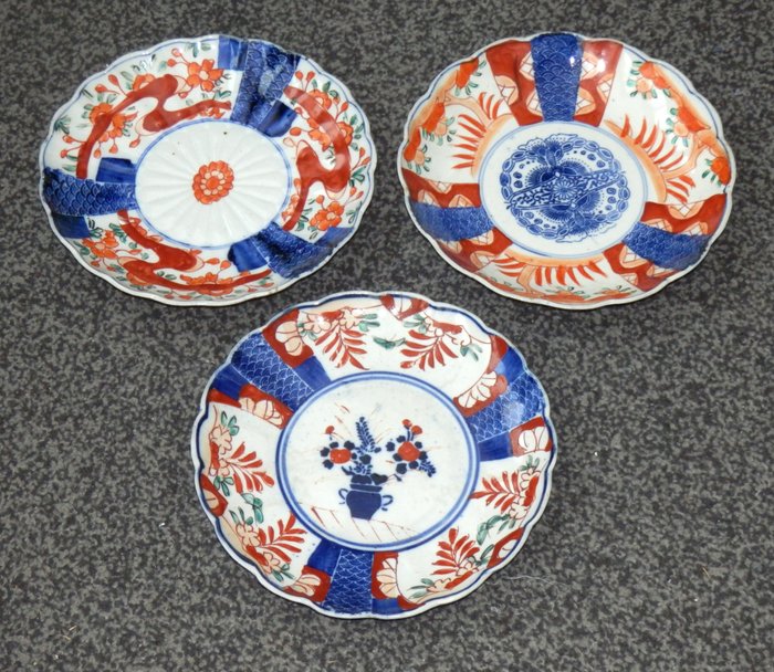 Set van 3 fraaie antieke Handgeschilderde Imari bordjes - Tallerken (3) - Porcelæn