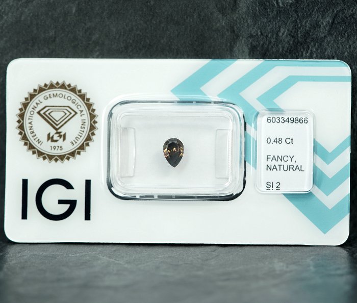 Ingen mindstepris - 1 pcs Diamant  (Naturfarvet)  - 0.48 ct - Fancy deep Brunlig Gul - SI2 - International Gemological Institute (IGI) - cognac