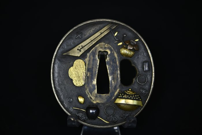 Bronze tsuba med en fugl på en blommegren, indlagt med guld, sølv og bronze - Guld, Kobber, Sølv, Jern - Japan - Edo-perioden (1600-1868)