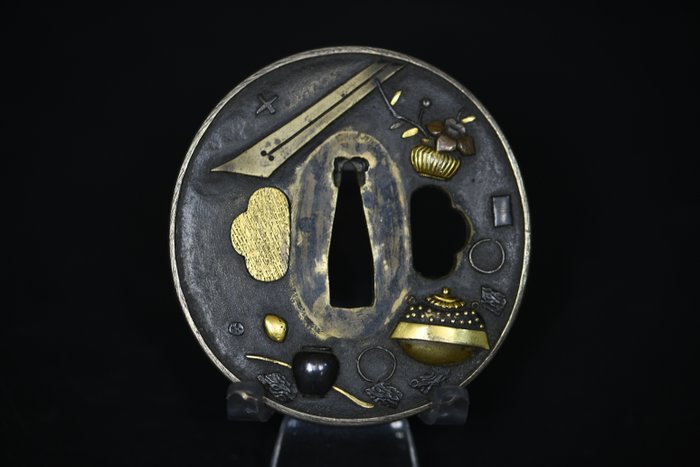 Bronze tsuba med en fugl på en blommegren, indlagt med guld, sølv og bronze - Guld, Kobber, Sølv, Jern - Japan - Edo-perioden (1600-1868)