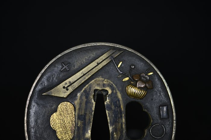 Bronze tsuba med en fugl på en blommegren, indlagt med guld, sølv og bronze - Guld, Kobber, Sølv, Jern - Japan - Edo-perioden (1600-1868)