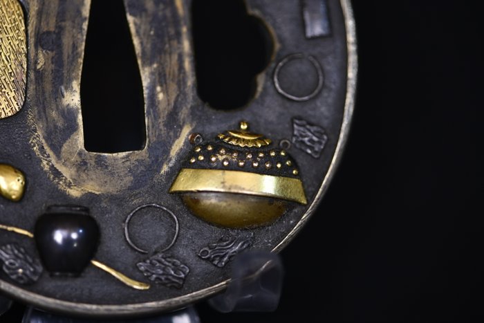 Bronze tsuba med en fugl på en blommegren, indlagt med guld, sølv og bronze - Guld, Kobber, Sølv, Jern - Japan - Edo-perioden (1600-1868)