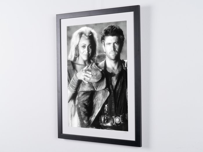 Mad Max Beyond Thunderdome - Mel Gibson as « Mad Max »  Tina Turner as "Aunty Entity » - Fine Art Photography - Luxury Wooden Framed 70X50 cm - Limited Edition Nr 03 of 30 - Serial ID 16865 - Original Certificate (COA), Hologram Logo Editor and QR Code - 100% New items.