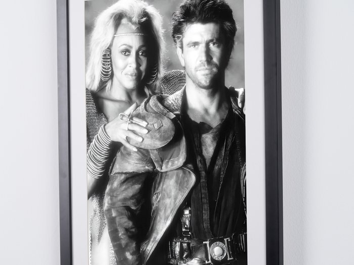 Mad Max Beyond Thunderdome - Mel Gibson as « Mad Max »  Tina Turner as "Aunty Entity » - Fine Art Photography - Luxury Wooden Framed 70X50 cm - Limited Edition Nr 03 of 30 - Serial ID 16865 - Original Certificate (COA), Hologram Logo Editor and QR Code - 100% New items.