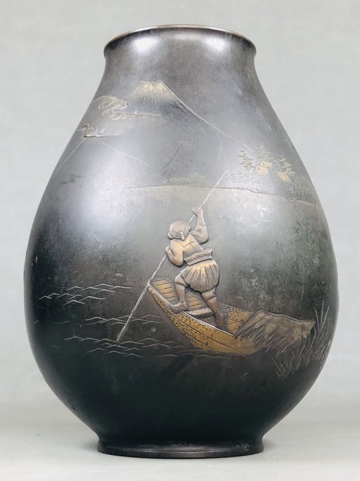 Vase - Bronze, En kobbervase med en tredimensionel skulptur af en person, der ror en båd fra omkring 100 år siden - Japan