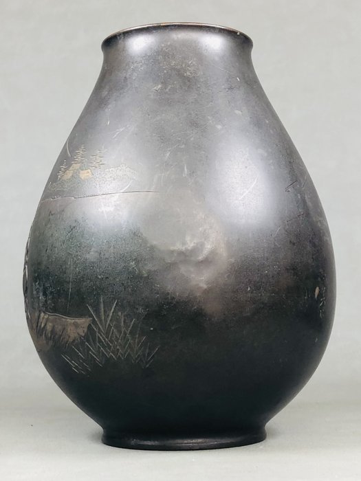 Vase - Bronze, En kobbervase med en tredimensionel skulptur af en person, der ror en båd fra omkring 100 år siden - Japan