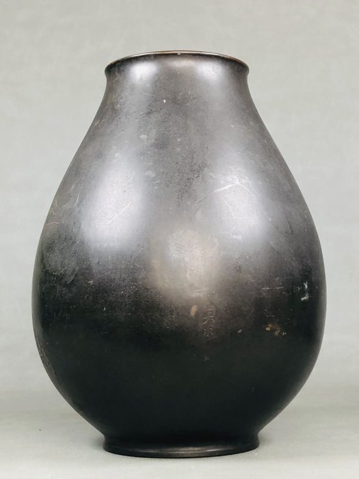 Vase - Bronze, En kobbervase med en tredimensionel skulptur af en person, der ror en båd fra omkring 100 år siden - Japan