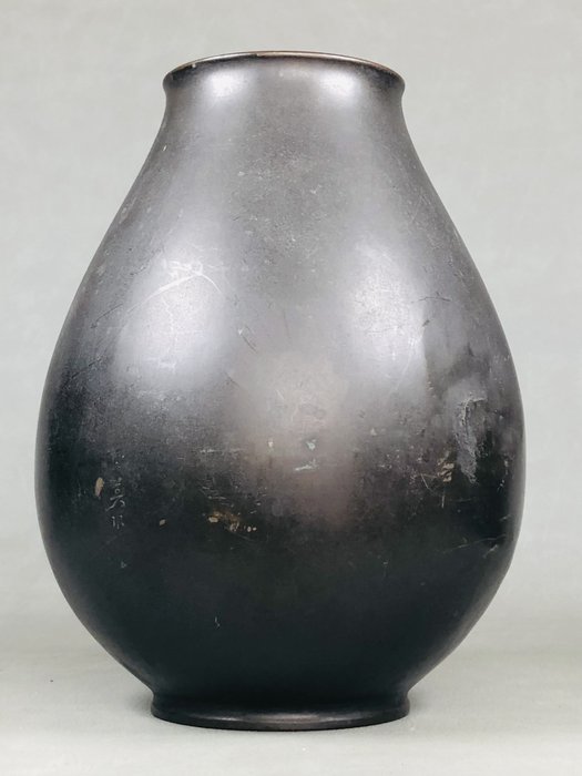 Vase - Bronze, En kobbervase med en tredimensionel skulptur af en person, der ror en båd fra omkring 100 år siden - Japan