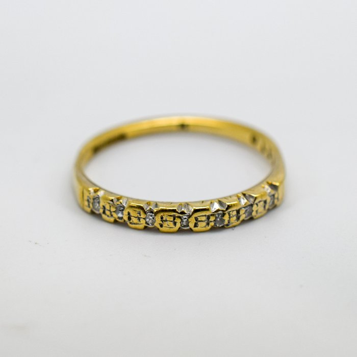 Ingen mindstepris - Ring - 9 kt. Gulguld -  0.04ct. tw. Diamant (Naturfarvet)  - Halv evighed band ring