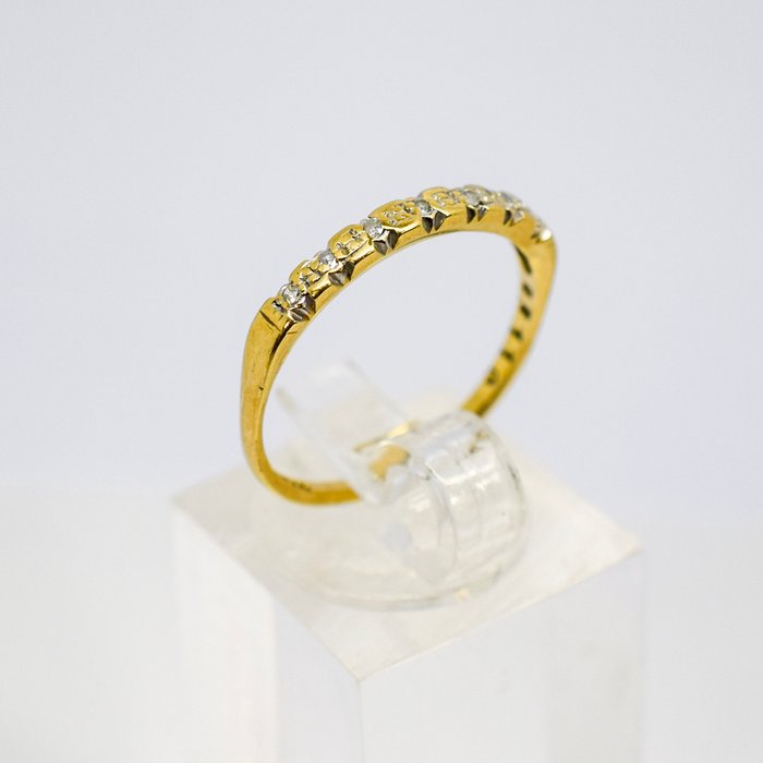 Ingen mindstepris - Ring - 9 kt. Gulguld -  0.04ct. tw. Diamant (Naturfarvet)  - Halv evighed band ring