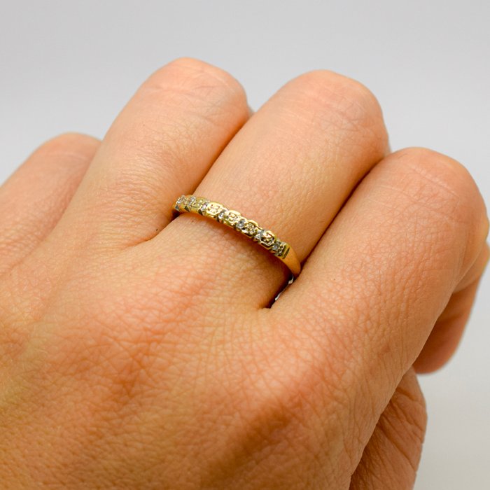 Ingen mindstepris - Ring - 9 kt. Gulguld -  0.04ct. tw. Diamant (Naturfarvet)  - Halv evighed band ring