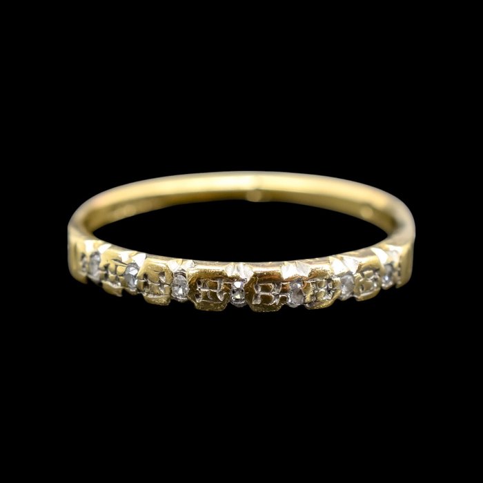 Ingen mindstepris - Ring - 9 kt. Gulguld -  0.04ct. tw. Diamant (Naturfarvet)  - Halv evighed band ring