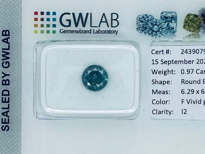 Ingen mindstepris - 1 pcs Diamant  (Farvebehandlet)  - 097 ct - Rund - Fancy vivid Grønlig Blå - I2 - Gemewizard Gemological Laboratory (GWLab)