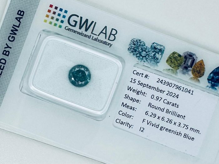 Ingen mindstepris - 1 pcs Diamant  (Farvebehandlet)  - 097 ct - Rund - Fancy vivid Grønlig Blå - I2 - Gemewizard Gemological Laboratory (GWLab)