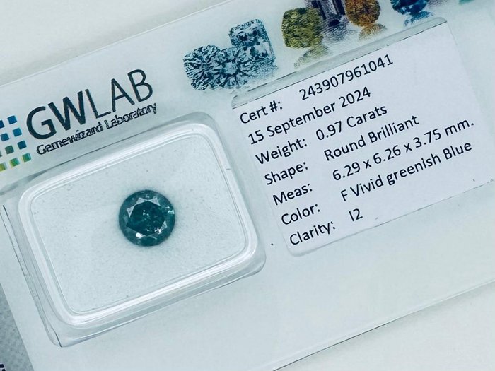 Ingen mindstepris - 1 pcs Diamant  (Farvebehandlet)  - 097 ct - Rund - Fancy vivid Grønlig Blå - I2 - Gemewizard Gemological Laboratory (GWLab)