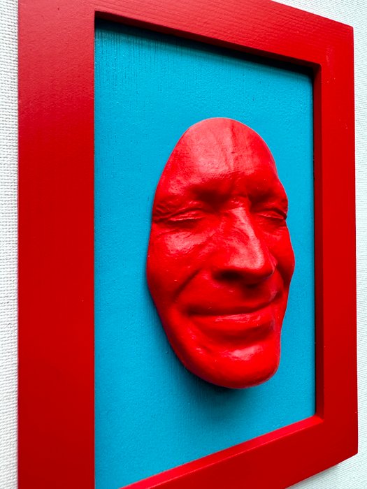 Gregos (1972) - Small red smile on blue light background-red frame