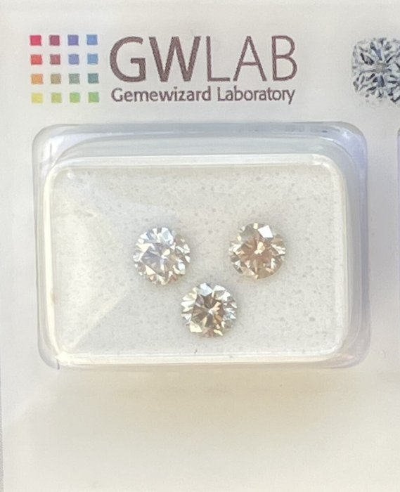 Ingen mindstepris - 3 pcs Diamant  (Natur)  - 1.04 ct - Rund - SI1, SI2 - Gemewizard Gemological Laboratory (GWLab) - Grå