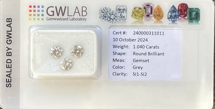 Ingen mindstepris - 3 pcs Diamant  (Natur)  - 1.04 ct - Rund - SI1, SI2 - Gemewizard Gemological Laboratory (GWLab) - Grå