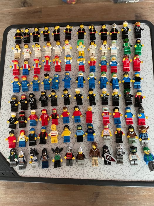 Lego - Assorti - 96 minifiguren, 8 scooters, veel verschillende bijbehorende accessoires en 32 niet complete figuren - Holland