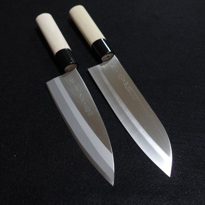 Seki Tsubazo 関鍔蔵 - Køkkenkniv - Robust kniv 出刃 og multifunktionskniv 三徳 -  Udformet med japansk sværdfremstillingskunst - Rustfrit stål - Japan