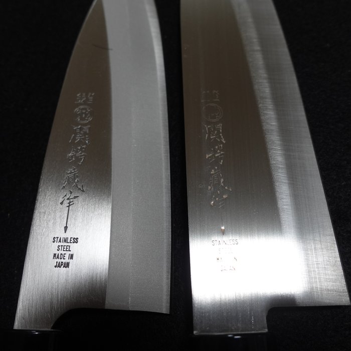 Seki Tsubazo 関鍔蔵 - Køkkenkniv - Robust kniv 出刃 og multifunktionskniv 三徳 -  Udformet med japansk sværdfremstillingskunst - Rustfrit stål - Japan