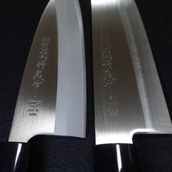 Seki Tsubazo 関鍔蔵 - Køkkenkniv - Robust kniv 出刃 og multifunktionskniv 三徳 -  Udformet med japansk sværdfremstillingskunst - Rustfrit stål - Japan