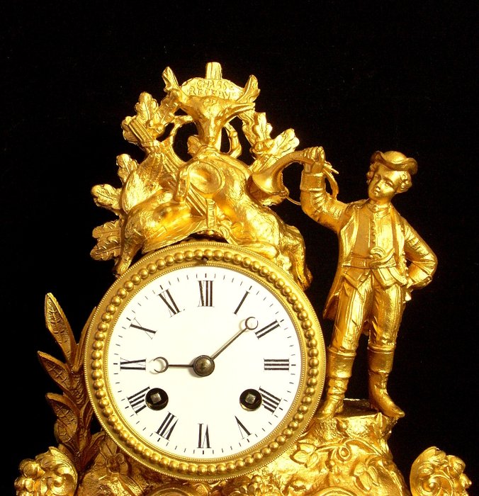 Kaminur - 19th Century - "JAPY" France "Allegory of the Hunt" Rare Table or mantel clock with Hunting table -  Antik Råzink - 1850-1900 - Figurativt ur