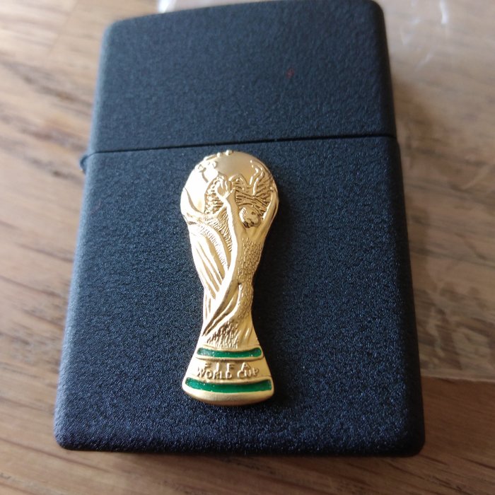 Zippo - FIFA WORLDCUP - new Series in black crackle case -  neu - ungezündet - Lommelighter - Stål