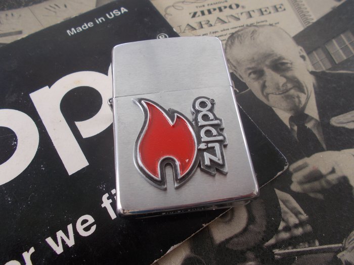 Zippo lighter with logo and red flame V - Lighter - Bronze