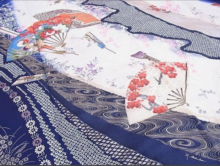 Kimono med rindende vand og vifteformet blomstermønster, gradientfarve og guldudsmykning. - Silke - Japan - 2000-